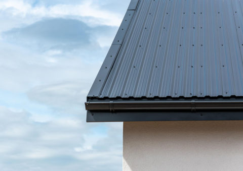 Wie transportiert und lagert man die Blechdächer richtig? - Hanbud